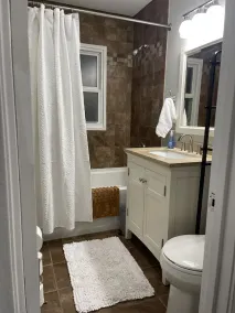 Cozy 2BR Lincoln House - Image 3