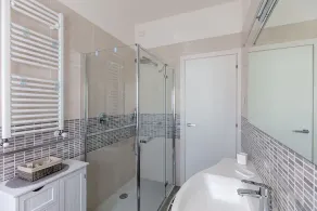 Nyligen renoverad lägenhet, modern och elegant, med sjöutsikt! - Image 3