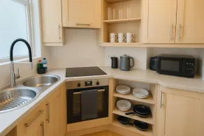 Tastefully decorated, central apartment with parking - Image 5