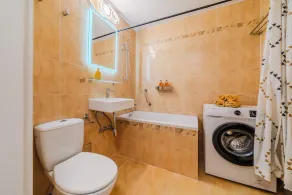 The Green Corner Apartment With Balcony - Happy Rentals - Image 4