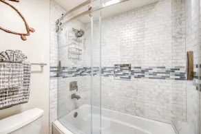 Golf course adjacent condo with furnished balcony, pool & fast WiFi - Image 3