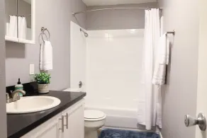 Stylish, New & Clean 1b apt w/ King Bed+Pool+Gym+Parking - Image 4