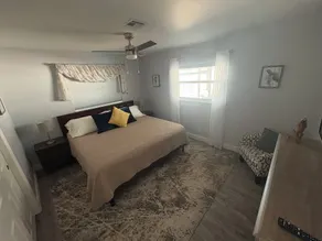 Contemporary Remodeled, minutes from beach! - Image 5