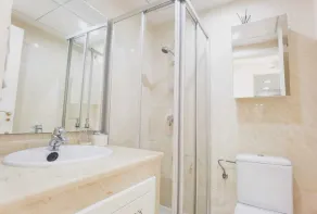 duplex rooftop 75m phase 1 dans le golf de Roda et 5min de la plage et magasins - Image 2