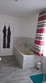 Moderno appartamento di 2 locali, 1 ° Piano separatamente in una casa di famiglia, posizione vicino alla città - Image 5