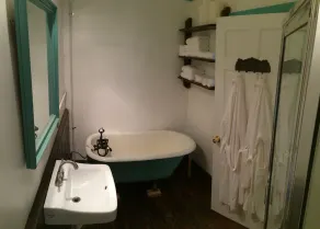 Blu-Buck Mercantile Hotel Apt. C - Image 2
