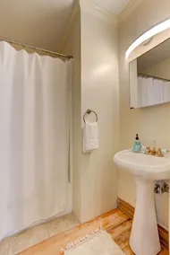 Private Apartment with pool, 5 min to downtown - Image 5