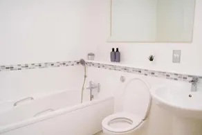 Sleeps 4 - Parking - Wifi - Image 3