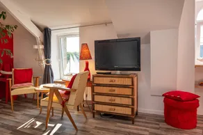 Studio Apartment 'Dans Maison Proche Gare' with Shared Terrace, Shared Garden and Wi-Fi - Image 2