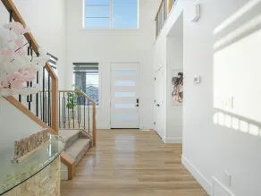 Beautiful 4 bedroom home 5 minutes away from the movie theatre. - Image 2