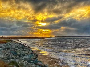Beautiful Little Beach House with Gorgeous Sunsets - Image 5