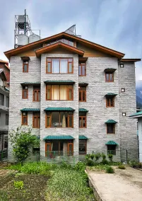 An upscale Homestay in midst of mountains & apple orchards - Image 2