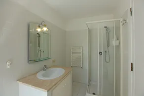 Room with private bathroom in Villa - Image 2