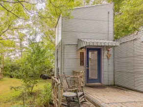 Quirky Fun B&B: Tree House Unit- Pet friendly - Image 4