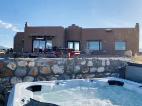 Brandneu! The Grand Hacienda B & B: Gästezimmer in Rio Chama mit Blick auf den Abiquiu-See. - Image 3