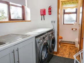 GARTH COTTAGE, pet friendly, luxury holiday cottage in Denbigh - Image 2
