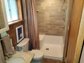Cheerful 2 Bedroom Cottage with Hot Tub near Lake - Image 3