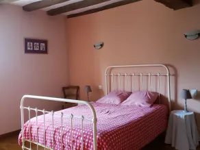 Charmante maison paysanne rénovée avec grand terrain, proche de la rivière et du village médiéval - Image 2