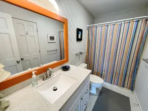 Cette maison a une belle vue des marais et est joliment décoré avec un mobilier confortable. - Image 3