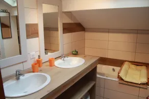GITE DI 4 CAMERE DA LETTO + GRANDE DORMITORIO DI 6 + AMPIO CAMINO + MEZZANINA + 3 BAGNI - Image 2
