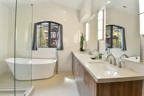 Walk to Skiing at Frostwood Gondola, Luxury Townhome on Golf Course, Private Hot Tub, Mountain Views - Image 4