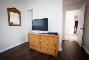 Rymligt 3/2 privat hem med pool ligger 1 kvarter från Dreher Park - Image 2