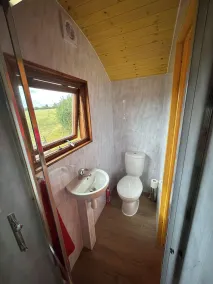 1 Bed Hut - Sleeps 2 - Parking - Smoking - Image 3