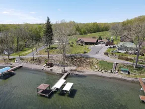 Lake front 7-bedroom house with movie theatre, hot tub, and game room! - Image 5
