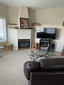 Knox Mountain Hillside suite nestled between mountains, 5 min from Okanagan Lake - Image 5