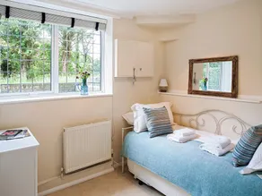 A lovely, modern apartment just 350 yards from the beach. - Image 4