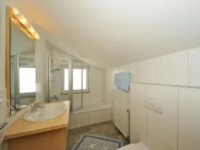 Studio, bathtub, south - Pension-Appartements Bergkristall - Image 3