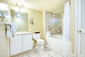 Wyndham Newport Onshore|2BR/2BA Balcony King Suite - Image 5