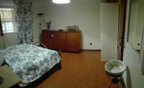 Typisches Dorfhaus mit Garten und Veranda in einem alten Dorf - Image 5