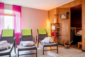 Cozy, centrally located vacation home with two separate bedrooms. Bedrooms - Image 2