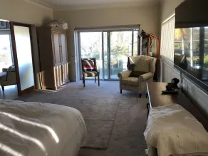 Supersized whole floor Residence Near Manly - Image 4