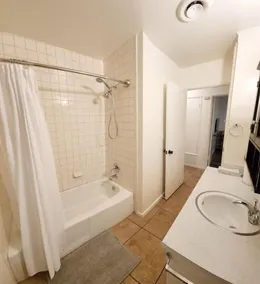 SALE! Centrally Located, Super Clean, 4x Queen Bed - Image 5
