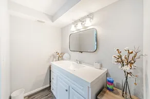 Beautiful, Quaint, and Charming 1 Bedroom Private Suite with Fenced Backyard!  - Image 3