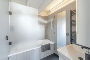Canal-side architect-designed tiny house - Image 2