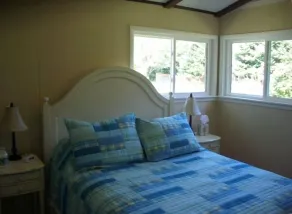 Lakefront Getaway on Beautiful Lake Noquebay - Image 4