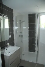 Comfortable renovated family home on wooded grounds & private parking - Image 4