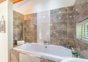 Spacious and luxurious lodge. - Image 4