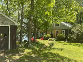 Peacefull house on the water - Image 5