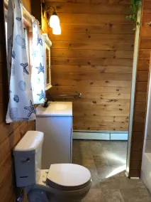 Rustic and charming apartment above detached log garage. 10 mins from<br>A.S.V. - Image 3