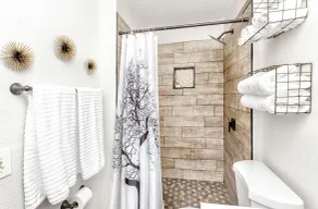 Private Yard Escape - 8 Min to Beach - Quiet &Stylish - Image 2