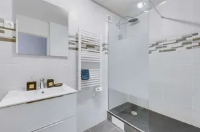 Spacious and comfortable apart with parking - Image 2