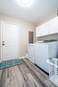 NEW! Fully stocked luxury home 5 min to I-65/I-72. - Image 2