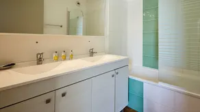 5km from the Beach! Charming central apartment - Image 3