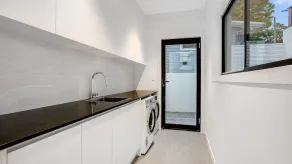 Kirra Bliss - Luxurious and Modern Beach House - Image 3