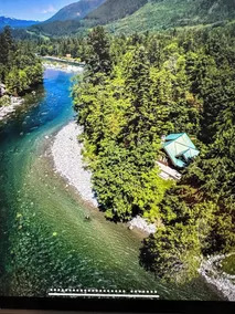 Luxury Riverfront Log Cabin Near Stevens Pass with Hot Tub & Two-Story Fireplace - Image 4