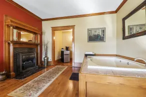 Charming Queen Suite, two person jet tub, downtown - Image 2